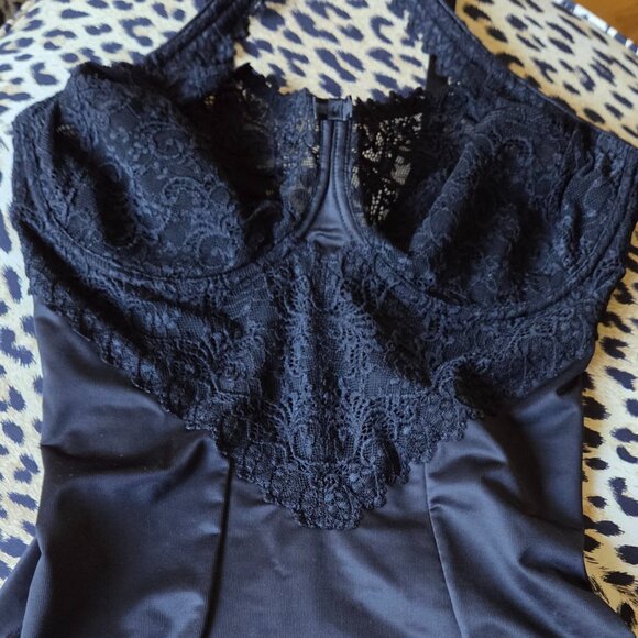 Stunning Black Body CHANTELLE with lace - Picture 2 of 8